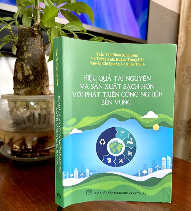 Cuốn[-]sách[-]“Hiệu[-]quả[-]tài[-]nguyên[-]và[-]sản[-]xuất[-]sạch[-]hơn[-]với[-]phát[-]triển[-]công[-]nghiệp[-]bền[-]vững”[-]đã[-]ra[-]mắt[-]bạn[-]đọc